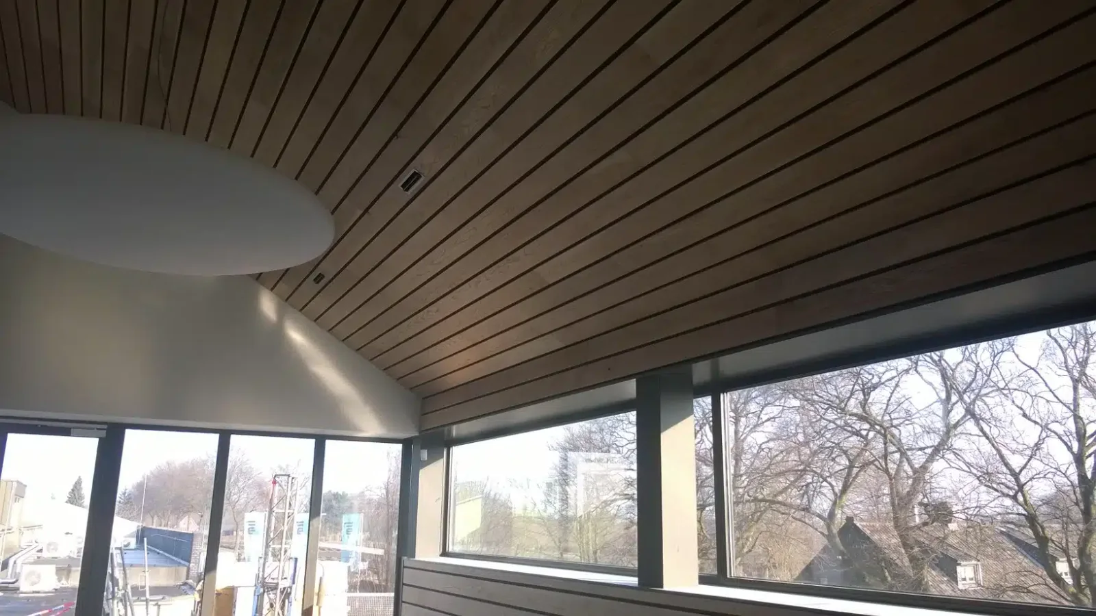 Afgewerkt plafond bij Limgroep in Horst